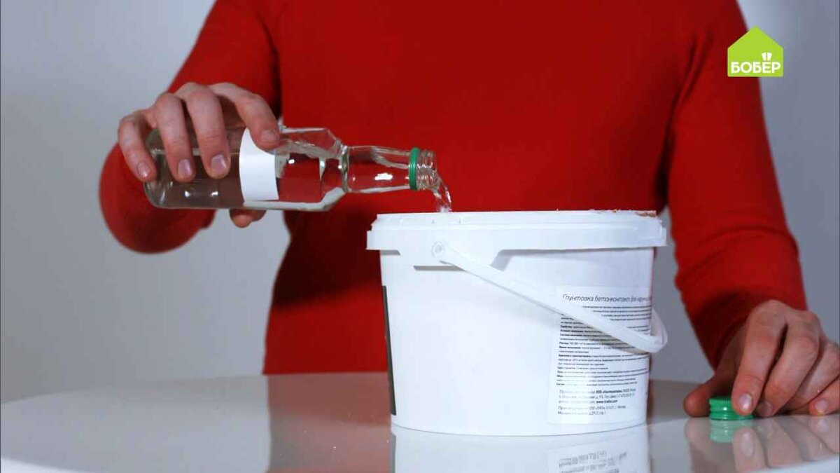 Чтобы краска лучше впиталась в дерево и быстрее высохла, перед покраской добавьте скипидар в грунтовку в пропорции 1:7.