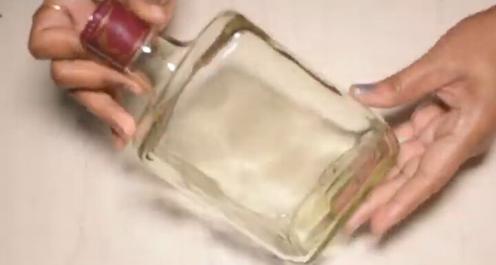 Очищаем бутылку от этикеток