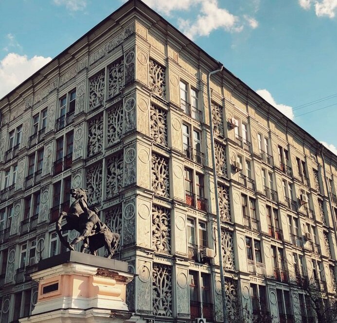Узорные решетки на фасаде дома Ленинградский проспект 27