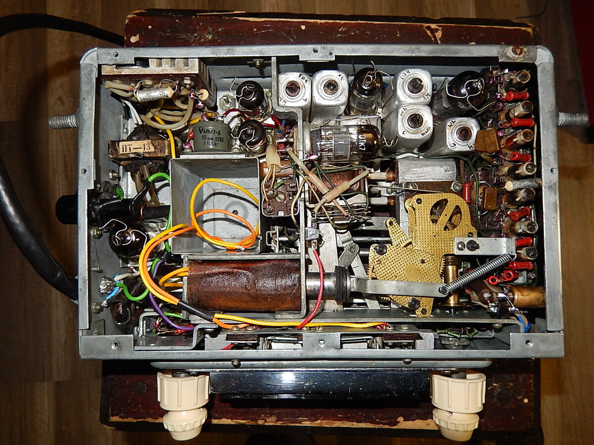 Монтаж А-13 очень плотный, справа катушки КВ диапазонов, смонтированные на выводах реле коммутации.