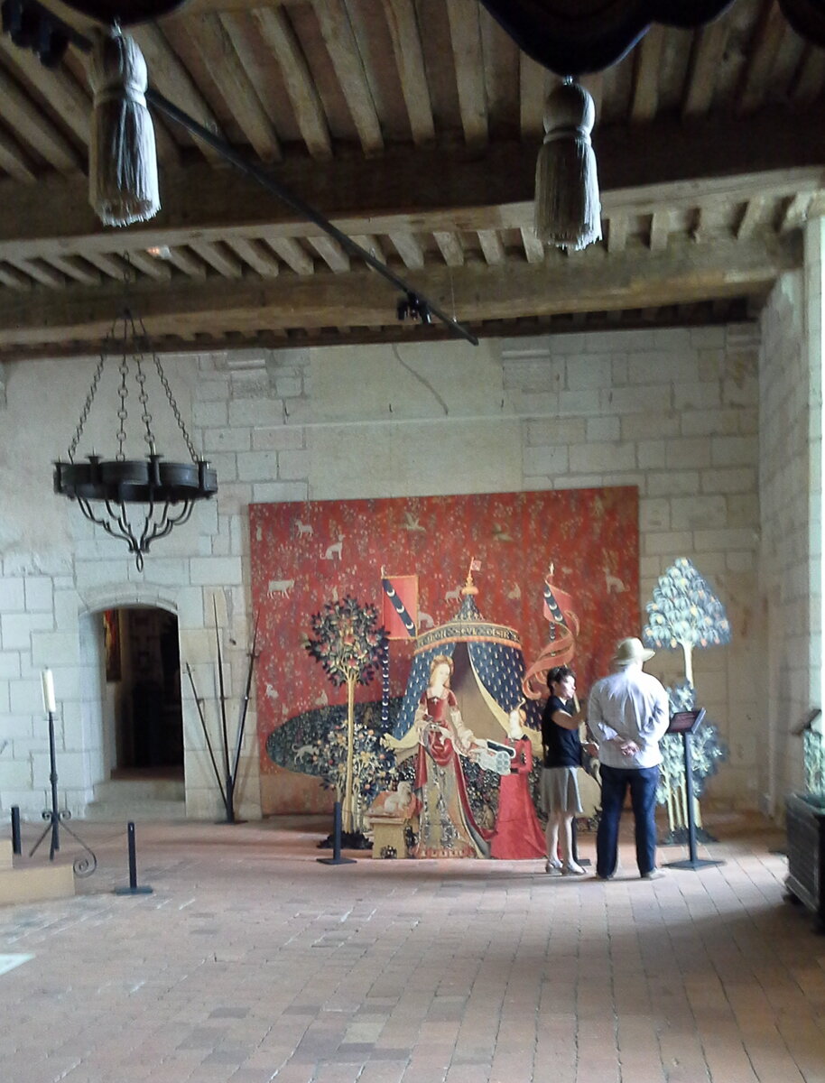 Интерьеры замка Лош - одного из королевских подарков Карла VII любимой фаворитке за рождение королевского отпрыска. Фото из личного архива автора