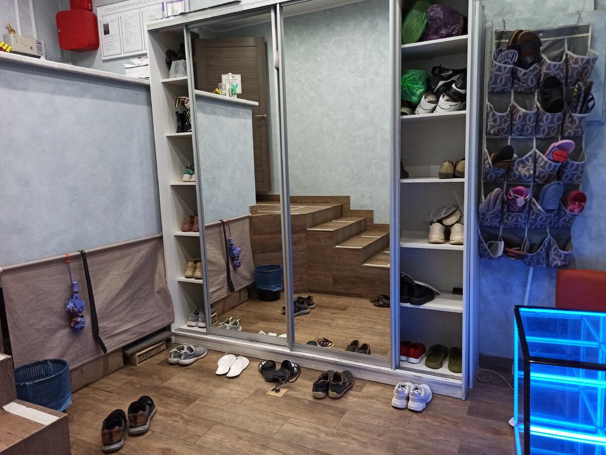 Вход в капсульный отель. 