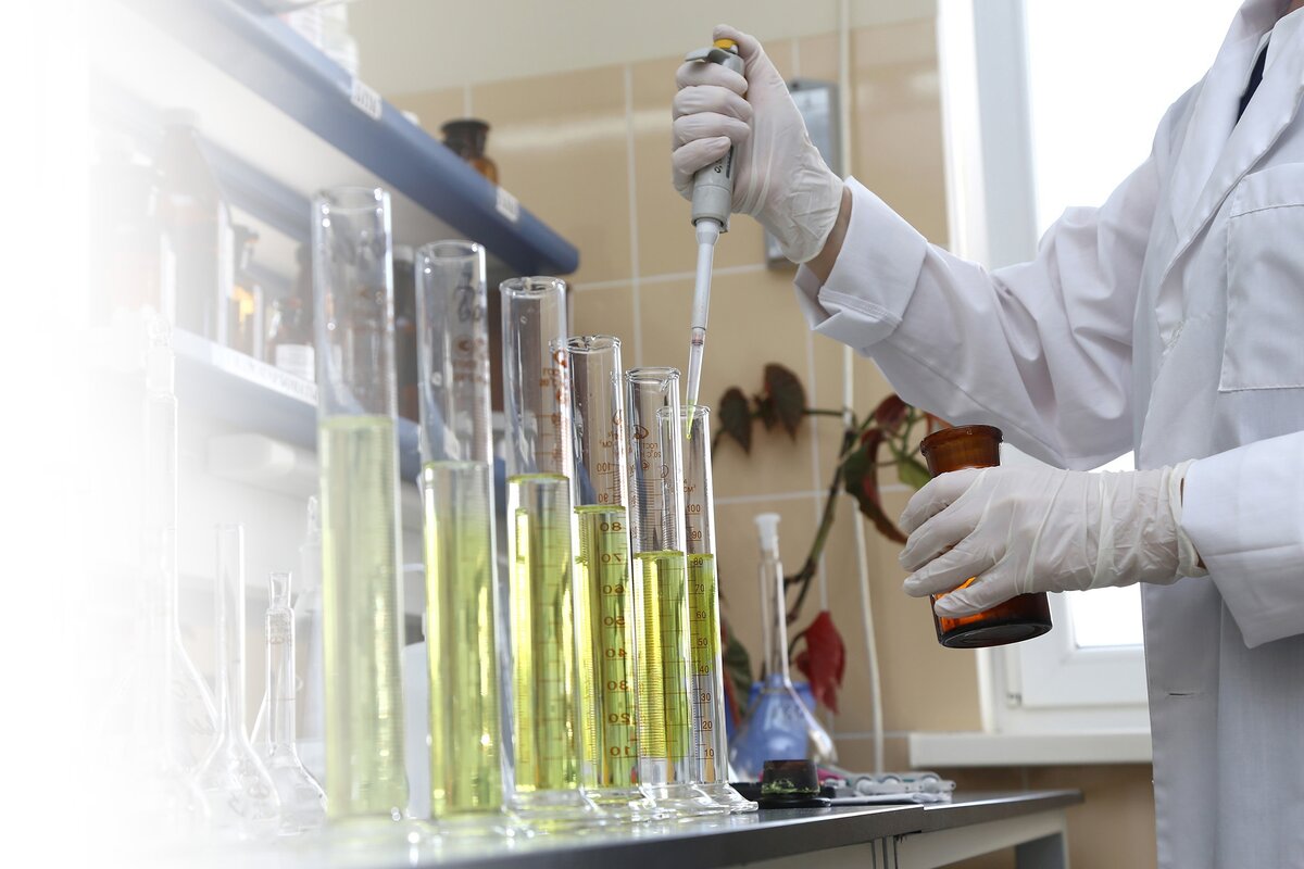 Эта информация для тех, кто хочет более глубоко изучить эфирные масла и не поддаваться на маркетинговые ходы компаний, которые придумывают свои стандарты качества. 
И так, всемирно признанными и регламентирующими высокое качество эфирных масел являются стандарты:

- ISO Международной организации стандартов, в которой имеется
Технический комитет ТК-54 по стандартизации эфирных масел;

- Нормативы EQA американской ассоциации эфирных масел;

- Рекомендации по ограничению и запрещению применения некоторых эфирных масел международной ассоциации душистых веществ IFRA (International Fragrance Association), которая контролирует на основе медико-биологических испытаний допустимость использования душистых веществ и эфирных масел в парфюмерии и косметике;

- Рекомендации RIFM (Research Institute Fragrances Materials, USA) – американского института, осуществляющего медико-биологические испытания душистых веществ и эфирных масел (результаты испытаний публикуются в Food and Chemical Toxicology. Toxicologie;

- Нормативы Фармакопеи России или Фармакопеи Великобритании.

- Международный стандарт GMP ( Good Manufacturing Practice for Medicinal Products) - это высший мировой стандарт качества, который включает в себя 20 тысяч критериев определяющих параметры и для произрастания сырья (берут пробы почвы, где растет сырье, воздуха над плантациями), и требования к производству, оборудованию, к помещениям (воздух в помещениях, здоровье сотрудников) и нормы для упаковки, маркировки, транспортировки. GMP считается одним из основных в мире, определяющих требования к производству лекарственных средств, БАДов и даже продуктов питания.