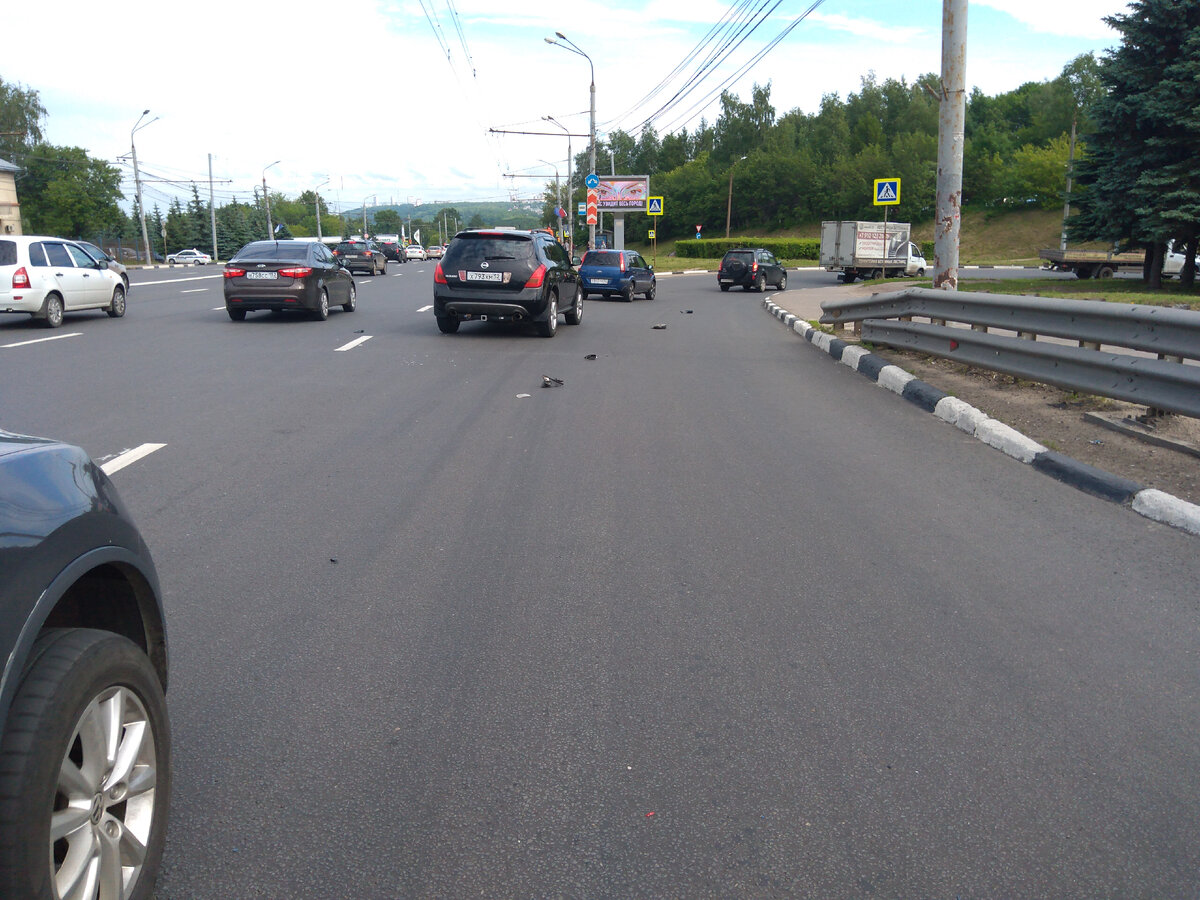 Вот также как на фото отражена часть авто, КамАЗ перестроился и дальше его траекторию видно по обломкам моих запчастей