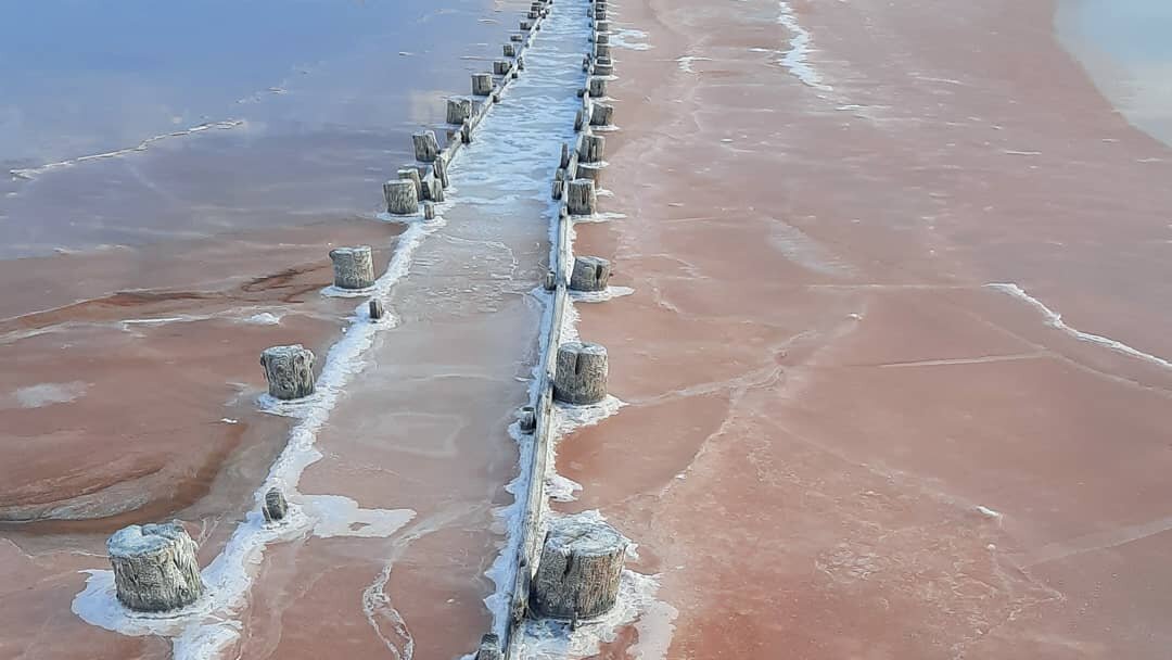 Розовая соль в бассейнах для регенерации грязи