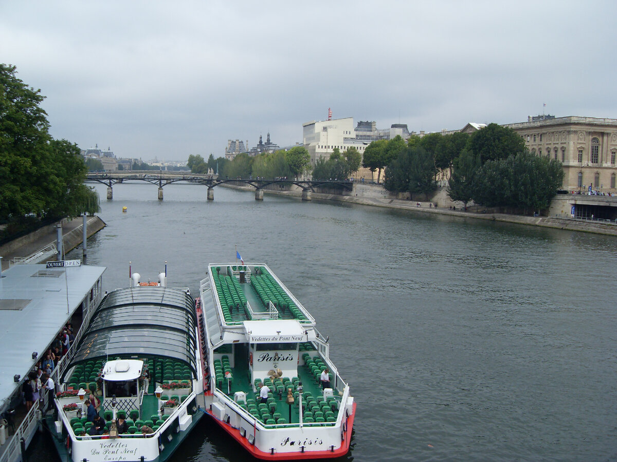 Вот такие кораблики курсируют по реке Сене
