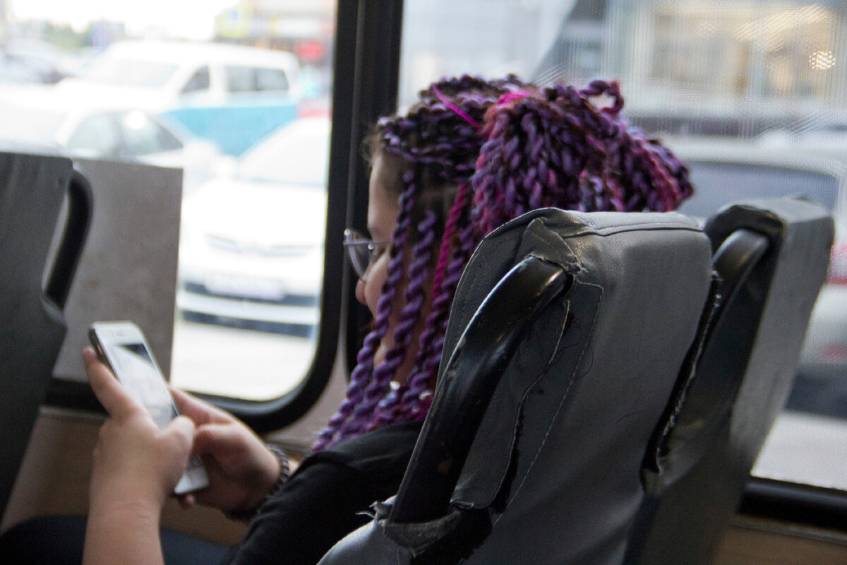 Читать в салоне можно, но не нарушая покоя других пассажиров