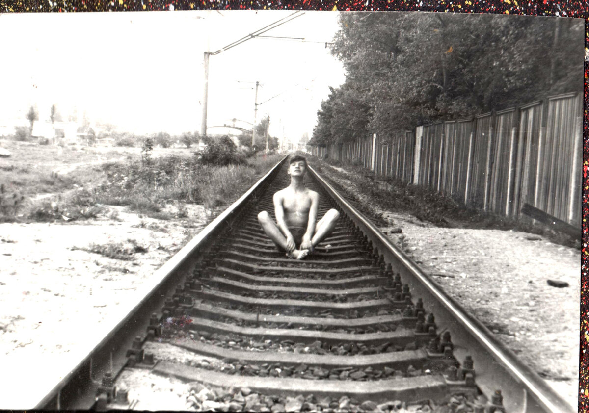 Справа забор нашей системы, слева - огороды "самозахватчиков" (сейчас здесь уже торговый центр). А догора ведёт из Калининграда прямо к Балтийскому морю - в Светлогорск.