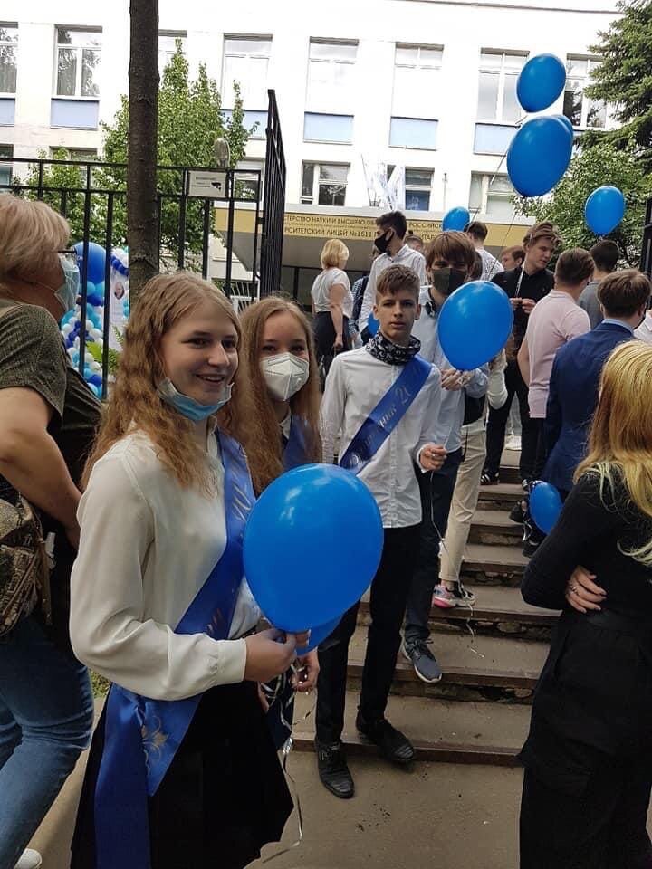 Выпускники после вручения аттестатов 2020 год