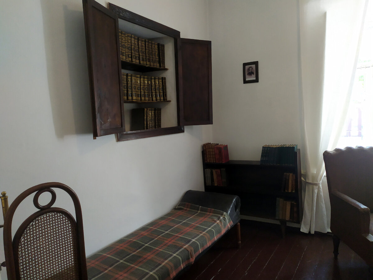 Книги, принадлежавшие А. Грину. Фото автора. Феодосия, 2021 г.