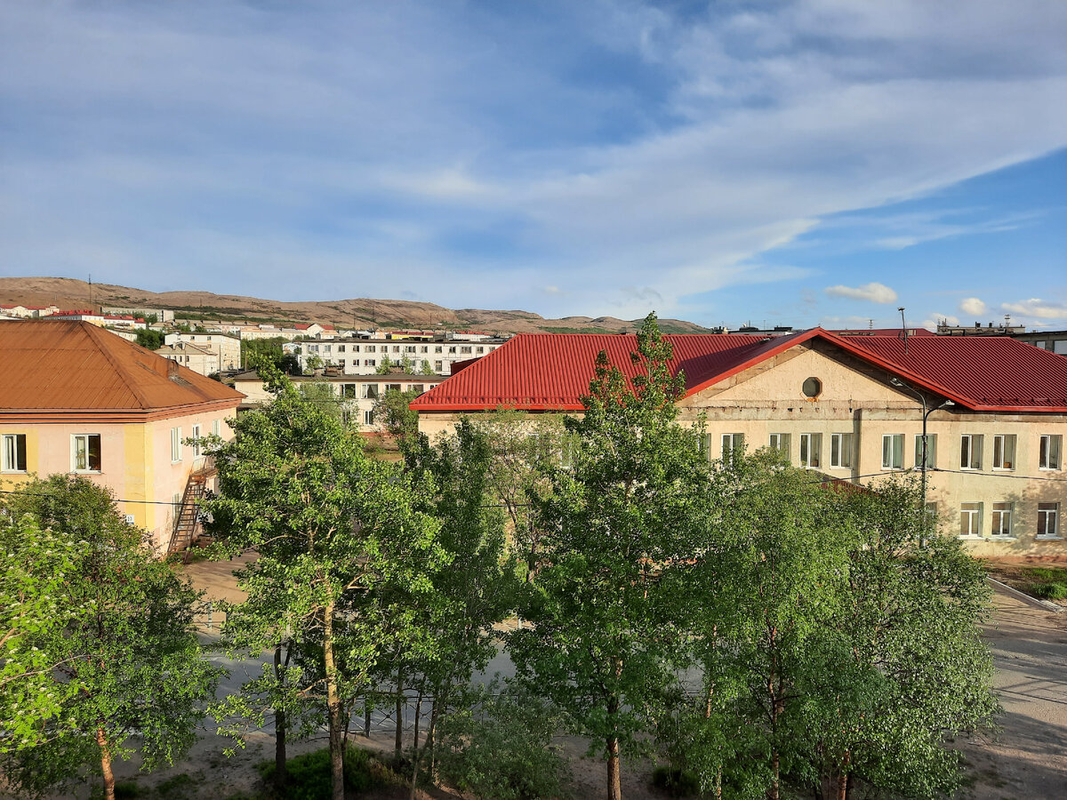 В июне здесь стоит круглосуточный полярный день. Эта фотография сделана в девять вечера.