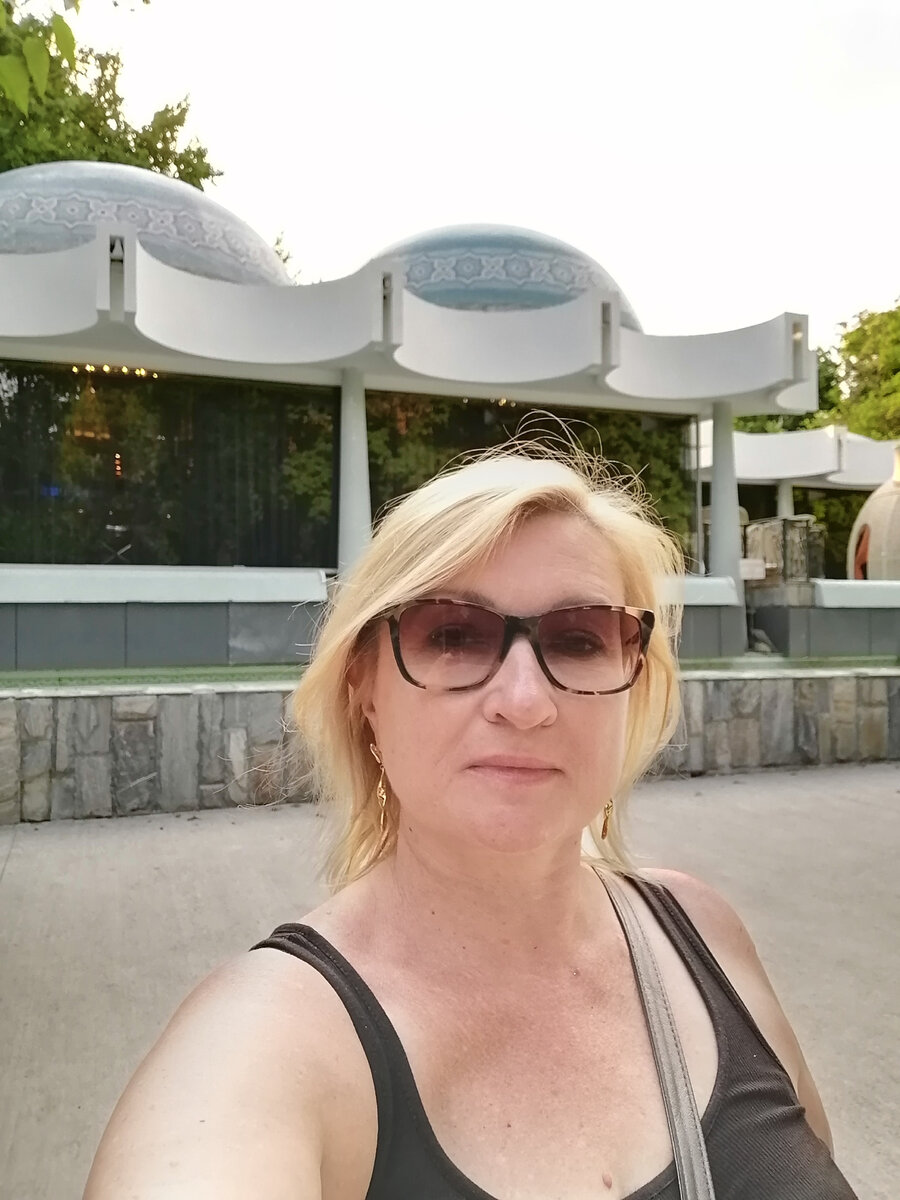 Это я в Ташкенте, где мне было хорошо и плохо одновременно. А плохо именно от тех энергий зла, которые он мне надарил 