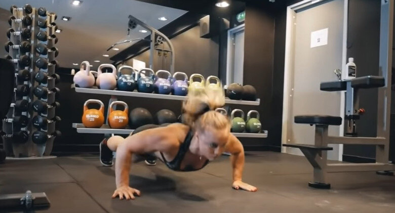 Девушка отжимается от пола