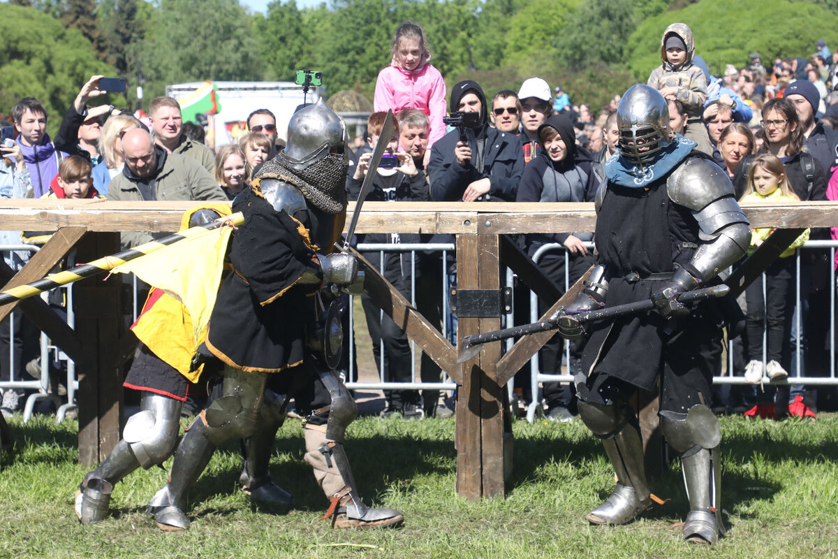 столетняя война рыцарь реконструктор. реконструкторы дети средневековье. историческая реконструкция. рыцарский турнир "битва при креси". рыцарь раннего средневековья реконструкция.
