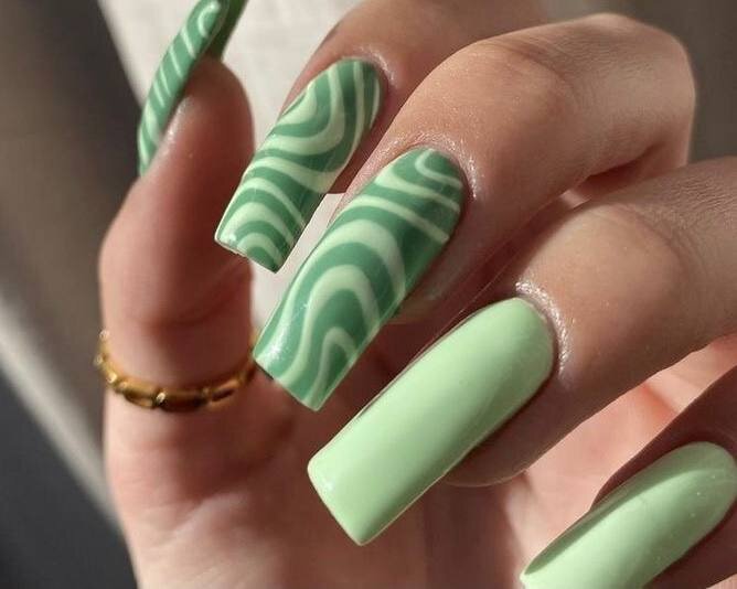 Интересный маникюр в разных оттенках зеленого цвета