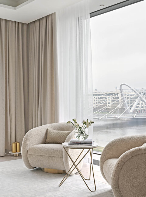 Фрагмент гостиной. Кресла, Eichholtz. Журнальный столик, Rooma Design.