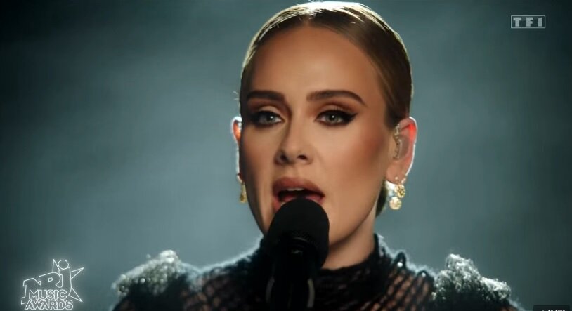 Адель во время исполнения песни «Easy on Me» в 2021 году // Скриншот