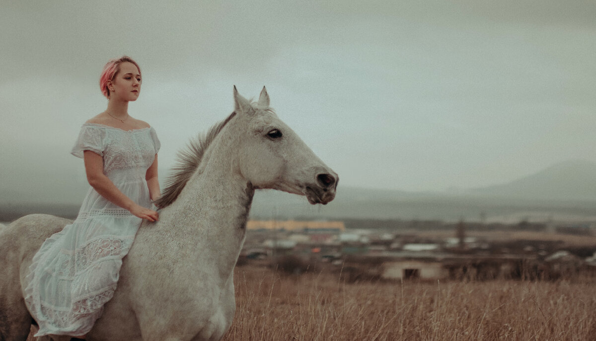 На лошади можно ездить без седла и уздечки, при этом она будет управляемой и спокойной, если обучена.