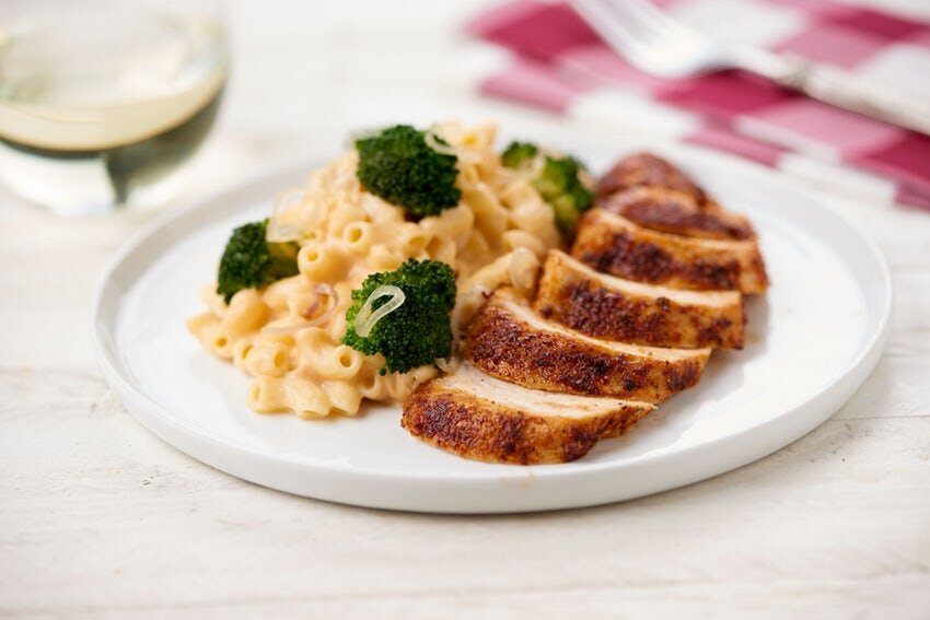 Сочетание сочной курочки и mac and cheese оценят и взрослые и дети!