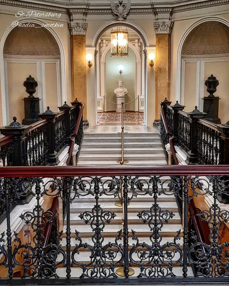 Мраморная лестница Арсенального каре Гатчинского дворца. Вид на Ротонду под гербом. Архитектор Роман Кузьмин, 1840-ые гг. Фото авторское