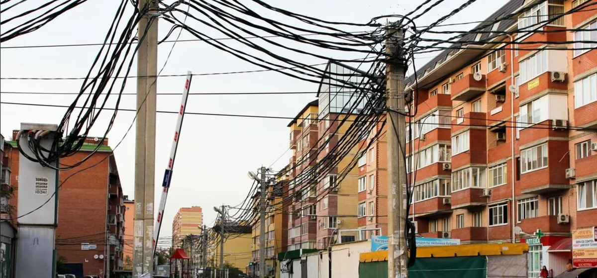 Фото взято из сети Интернет в свободном доступе. Паутина проводов и кабелей.
