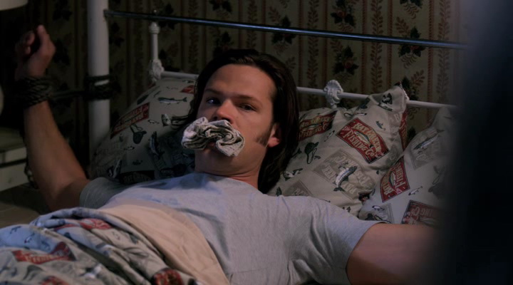 Вторую часть статьи о сериале "Сверхъестественное", (а если вы пропустили первую, то жмите на ссылку), начнем, пожалуй, с пилотного эпизода. За его режиссуру взялся ныне настоящий ветеран в разработке успешных пилотов, после которых проекты удерживались на плаву не один сезон, Дэвид Натер. К слову, Натер вообще весьма талантливый человек, а еще и большой фанат мистики и всяких секретных материалов. Что же касается кастинга, то на роли Дина и Сэма у Эрика Крипке и Наттера были совершенно четкие планы. Эрик на одной из конференций обмолвился, что его жена большая поклонница сериала "Девочки Гилмор", где снимался Джаред Падалеки, и что он хорошо знаком с его актерской игрой. Тем самым как бы очевидно намекая, кто на самом деле рулит всем процессом и принимает решения (здесь шутка, нужно смеяться – прим. автора). 
А вот сам Джаред поделился несколько иным. Сериал "Девочки Гилмор" принадлежал как раз компании Warner Bro., и за пять лет участия в нем у них со студией сложились вполне доверительные отношения. И после прочтения небольшого отрывка из сценария, он решает пройти пробы на роль. Еще одним немаловажным фактом в пользу нового проекта стало то, что мама Джареда сама очень любила мифы и легенды разных народов, а также частенько пересказывала их своему сыну, что оказало значительное влияние на Джареда. Кстати, особое место среди них занимало творчество известнейшего писателя Джозефа Кэмпбелла, работами которого вдохновлялся не один десяток культовых режиссеров и постановщиков. И неудивительно, что Крипке также решил воспользоваться трудами Джозефа. Ведь "Путь героя" – это нечто практичное, универсальное и лежащее в основе всех успешных франшиз на телеэкранах.

А вот на роль Дина уже Дэвид Натер решил лично пригласить хорошо ему знакомого по "Тайнам Смолвиля" и "Темному ангелу" Дженсена Эклса, которого он зазывал в свои пилотные эпизоды не единожды. Дженсен не мог ответить отказом на столь заманчивое предложение, хотя и был во всю занят на съемках "Смолвиля". И Джареду, и Дженсену было необходимо выучить и произнести только лишь реплики Сэма, из-за чего частенько возникает ошибочное мнение о том, что Эклс целенаправленно пробовался на роль Сэма. Отсюда следует лишь то, кого авторы искали в первую очередь. Как бы то ни было, но на том кастинге они были единственными приглашенными на прослушивание.

Никаких толп желающих и никаких больше вариантов. Крипке, Натер и остальные продюсеры видели именно этих парней в роли братьев-охотников. А мнение Джареда Падалеки и Дженсена Эклса о себе, именно как о Сэме и Дине, полностью совпало с их решением. Но далее нужно было как-то убедить в этом студию. Крипке пошел на хитрость, и предложил людям, принимающим окончательное решение, на роль Сэма их обоих, в то время как для роли Дина Эрик специально подобрал какого-то "недотепу", который провалил прослушивание. И тогда люди со студии опешили и возразили: "А вы не рассматривали возможность взять Дженсена на роль Дина?". План Крипке сработал. (Открыто подобное никогда не озвучивалось Эриком на публике, но исходя из множества его интервью и рассказов, которые частенько довольно противоречивые, это близко к истине – прим. автора).

На этом процесс набора талантливейших людей в команду к Крипке, Сингеру и Натеру не закончился. Следующим стальным звеном в этой цепи на долгое время стал Ким Мэннерс, также приложивший руку к десятку культовых телевизионных проектов. И вновь виновником торжества выступил Дэвид Натер, который предложил Киму режиссировать одну из первых серий сериала под названием "Мертвец в воде". Работа над этим эпизодом стала глотком свежего, а главное, вновь мистического воздуха для Кима, ведь после закрытия "Секретных материалов" он долгое время оставался без дела. А вскоре после его приглашают в команду на постоянной основе. И многие наверняка заметили, что буквально весь звездный состав создателей легендарных "Секретных материалов" с огромным удовольствием и даже почтением примкнул к проекту, предопределив тем самым его дальнейшее "мрачное" будущее. Поиски истины были в прошлом - теперь им предстояло