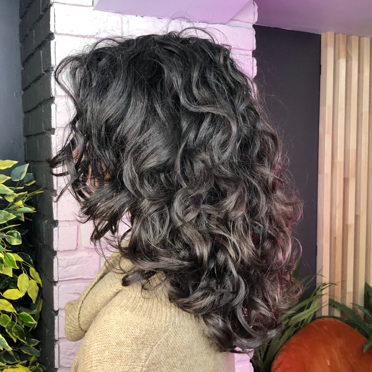 Укладка на гель средней фиксации - локоны более крупные и очерченные