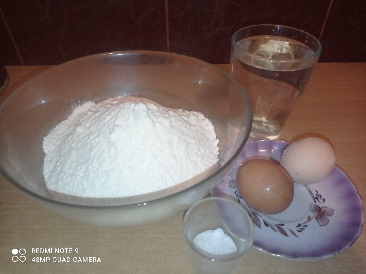 Делаем тесто. На 600 гр. муки нам понадобится 2 яйца, стакан воды, соль по вкусу