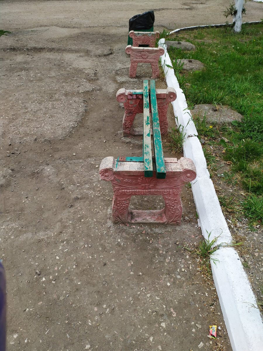 Скамейка возле МФЦ. Обнять и плакать. 