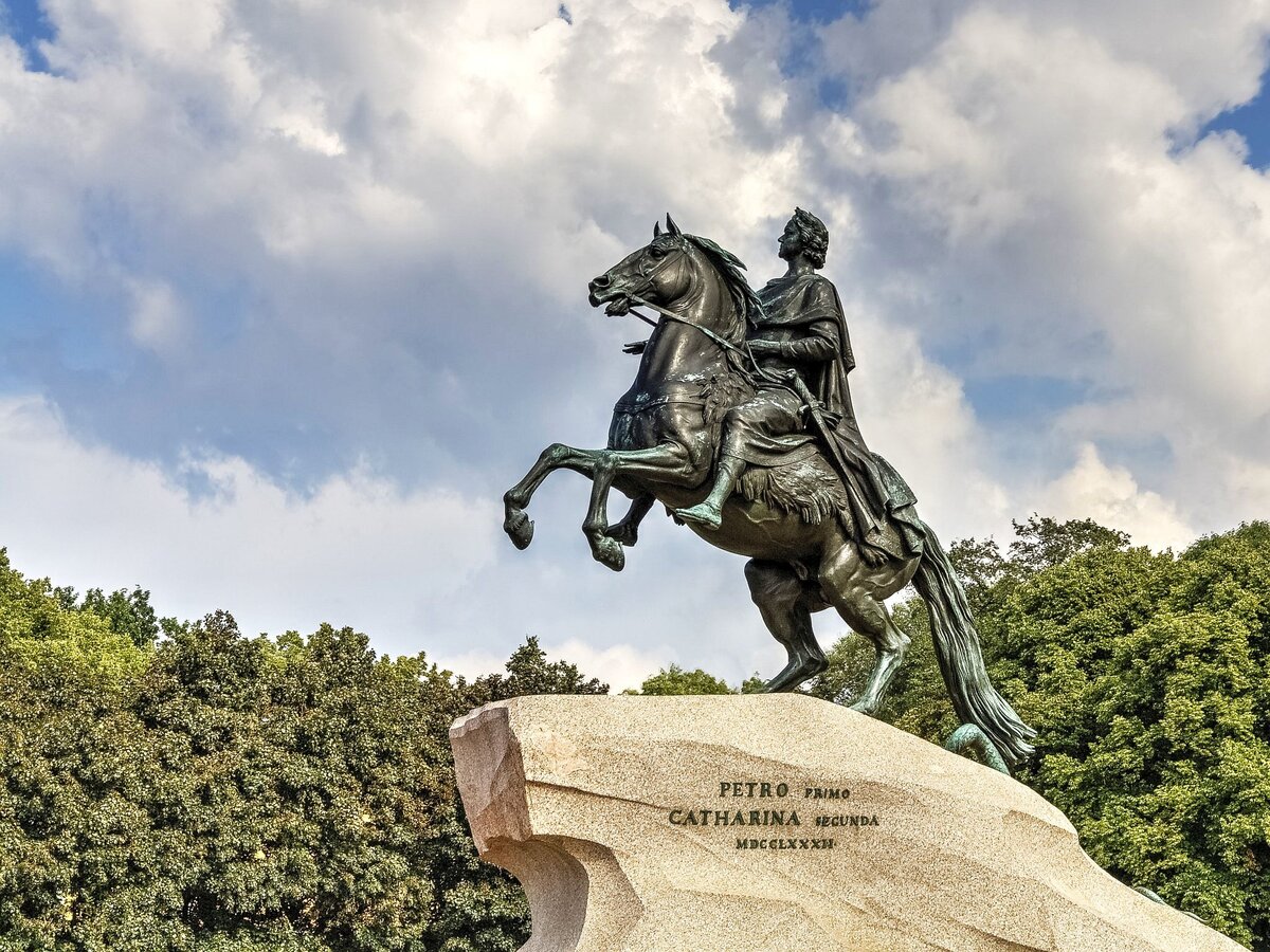 Памятник Петру I на Сенатской площади в Санкт-Петербурге работы скульптора Фальконе.