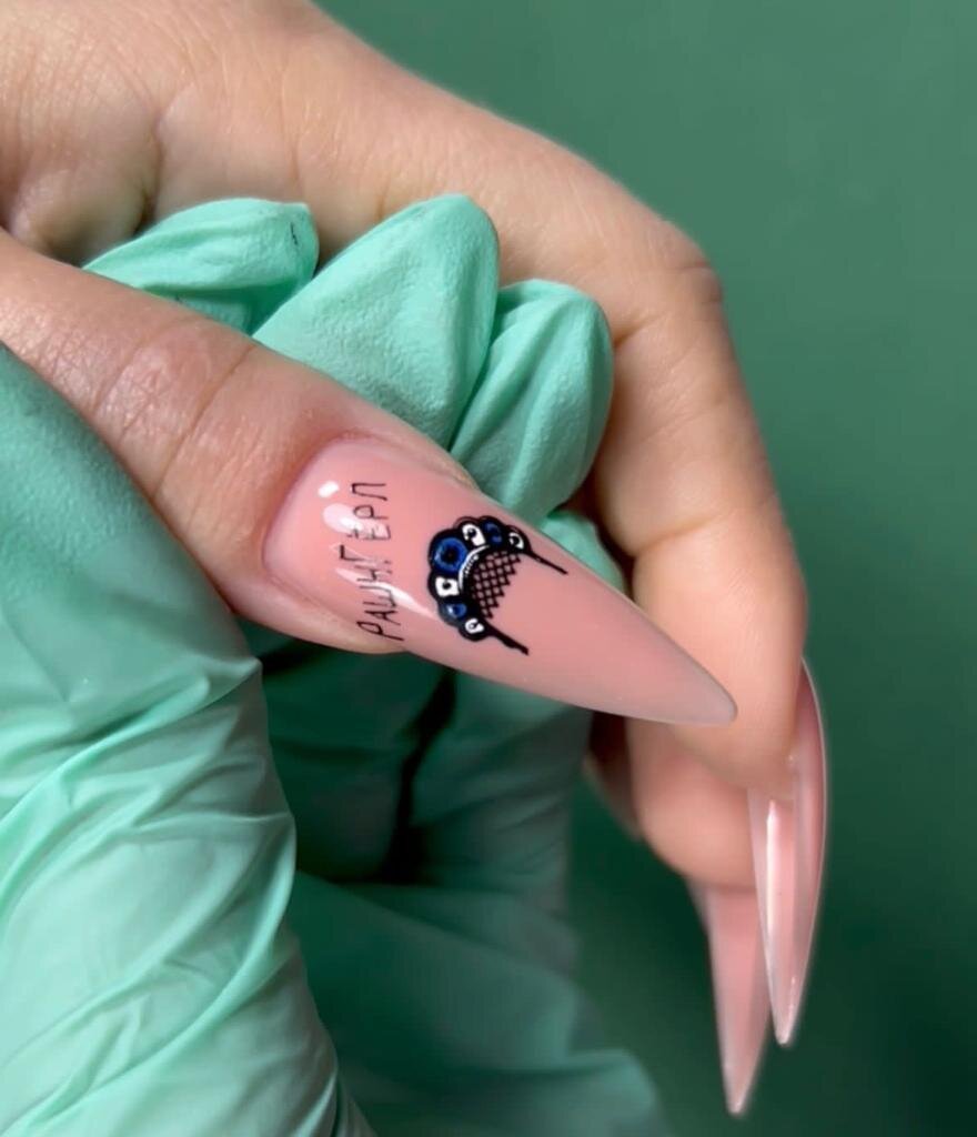 Наклейки с российской тематикой пользуются огромным спросом у клиенток