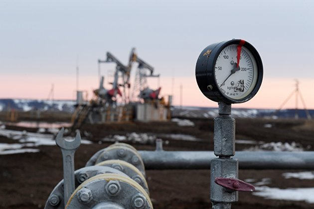 Работа нефтяных станков - качалок© РИА Новости. Максим Богодвид / Перейти в фотобанк