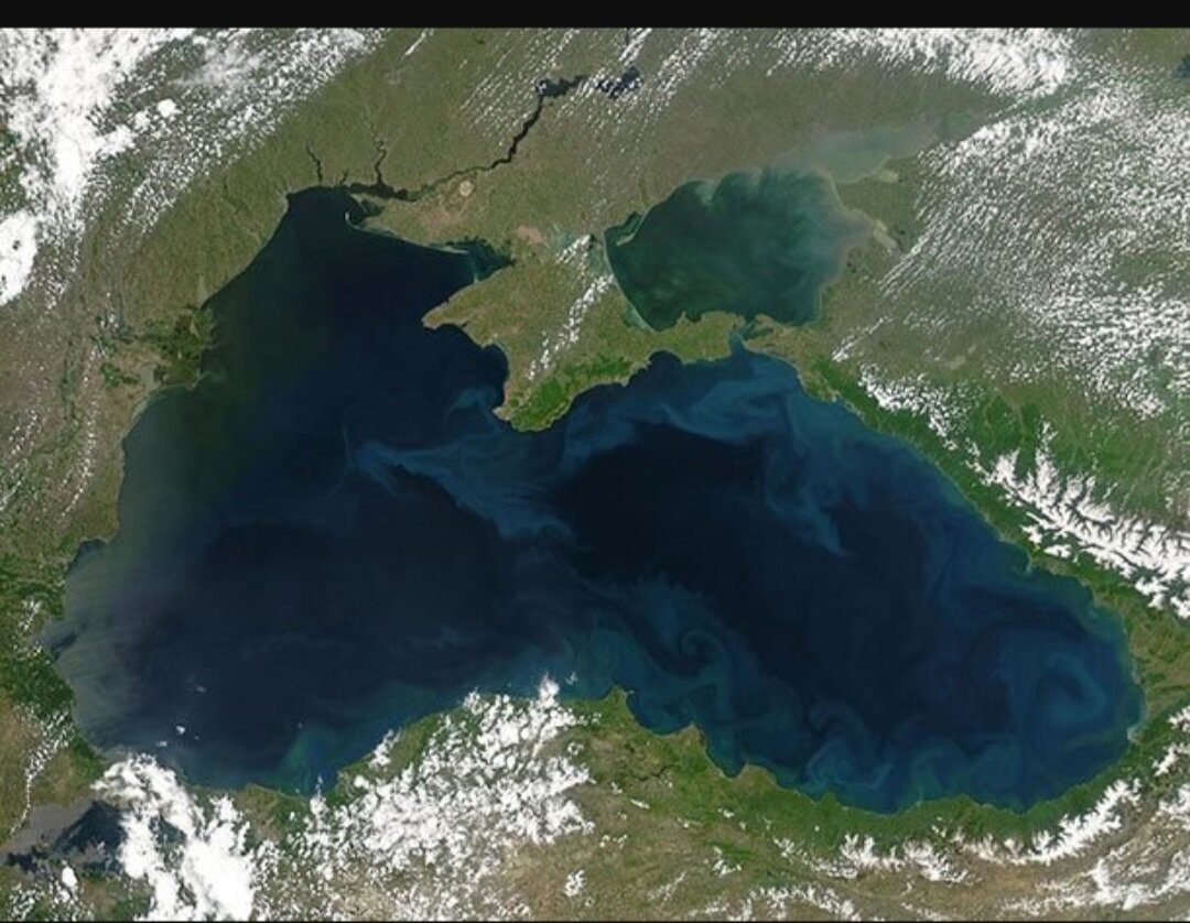 В Черном море на глубине 35 м ученые обнаружили реку ,это подтвердило их предложения о том, что реки существуют в больших водоемах. Если бы она была обнаружена на суше, то стала бы 6-й по величине рекой, учитывая количество текущей в ней воды.