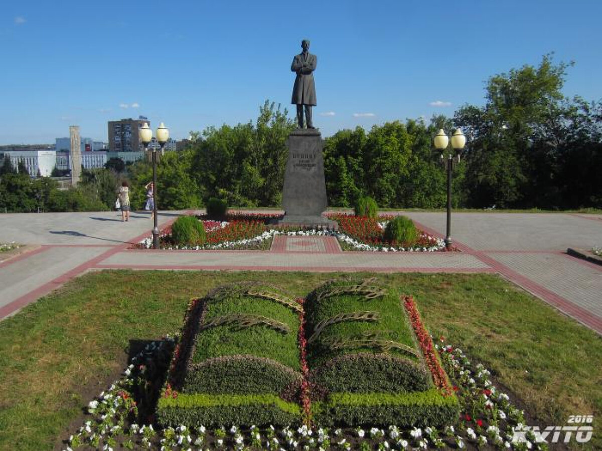 Памятник Ивану Бунину.