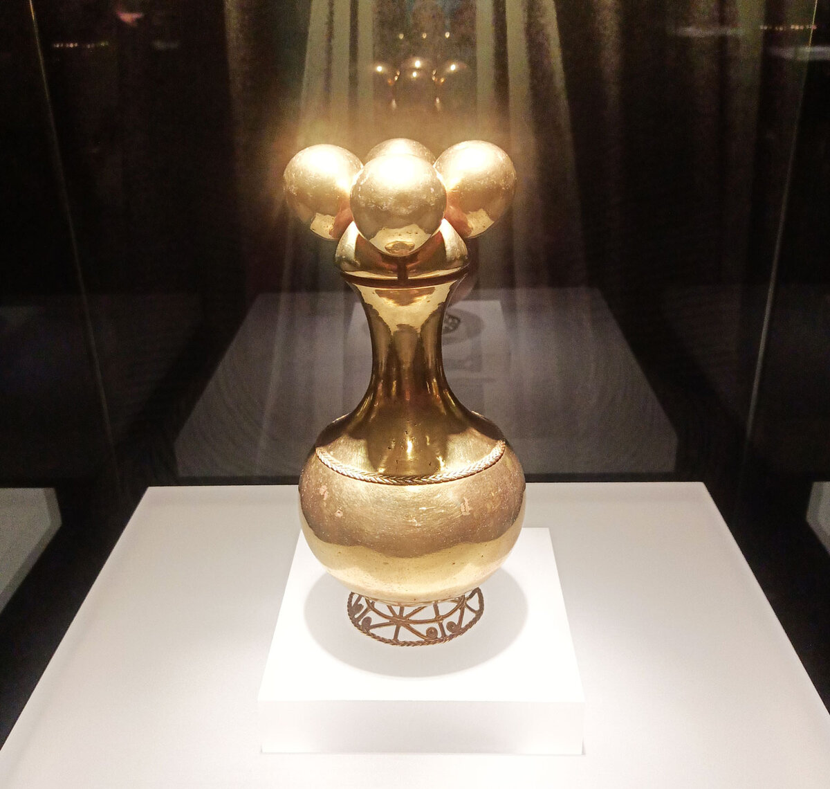 Попоро - волшебный сосуд, в котором хранились измельченные в порошок ракушки. Во время священных обрядов шаманы жевали листья коки и добавляли к этому щепотку порошка, что давало магический эффект и вводило жрецов в состояние экстаза. На самом деле все объясняется просто: щелочная основа порошка запускала во рту химическую реакцию, что высвобождало алкалоиды из разжеванных листьев коки. Проще говоря, жрец  принимал таким образом свою дозу кокаина и приходил в состояние эйфории.