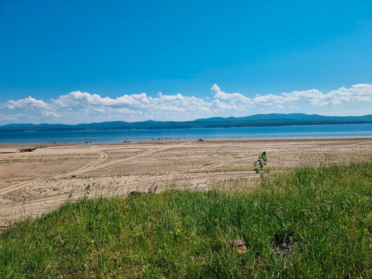 В далеке стоит машина, все это обычно заполнено водой