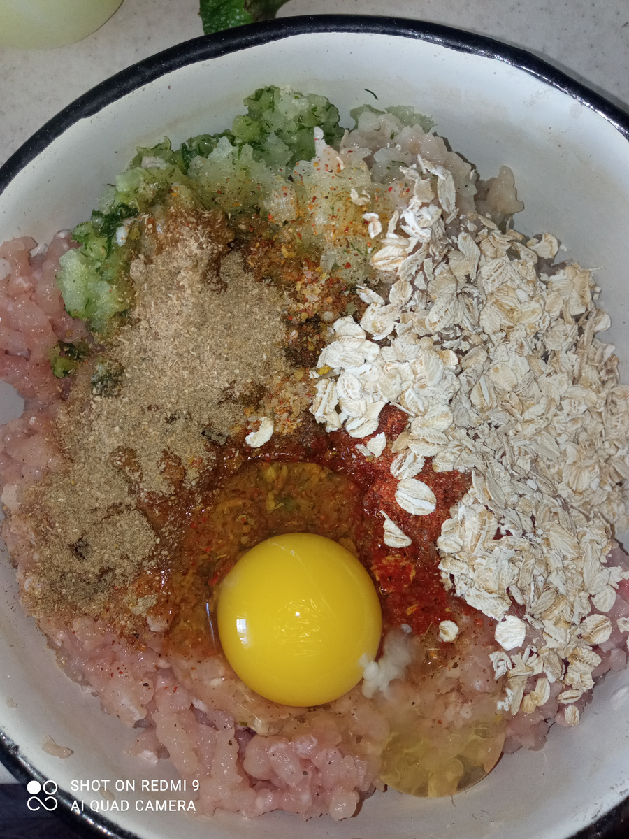 Фарш, лук, укроп, яйцо, горсть овсяных хлопьев, специи, соль.