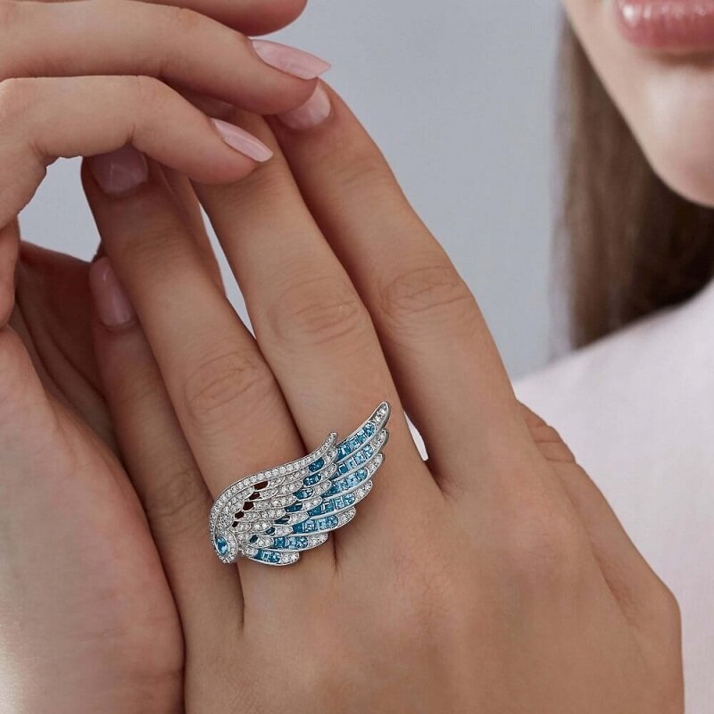 На фото: кольцо Garrard Wings Embraсe из белого золота с аквамаринами и бриллиантами