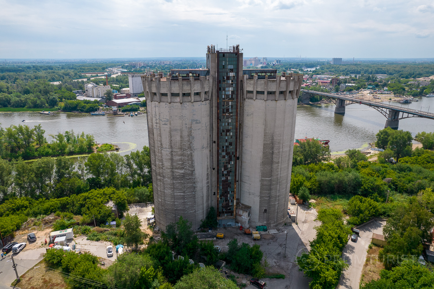 Устрашающие «Самарские истуканы» высотой 60 метров 🗿😱🗿2