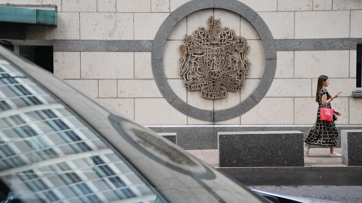    У здания посольства Соединенного королевства Великобритании и Северной Ирландии в Москве© РИА Новости / Илья Питалев