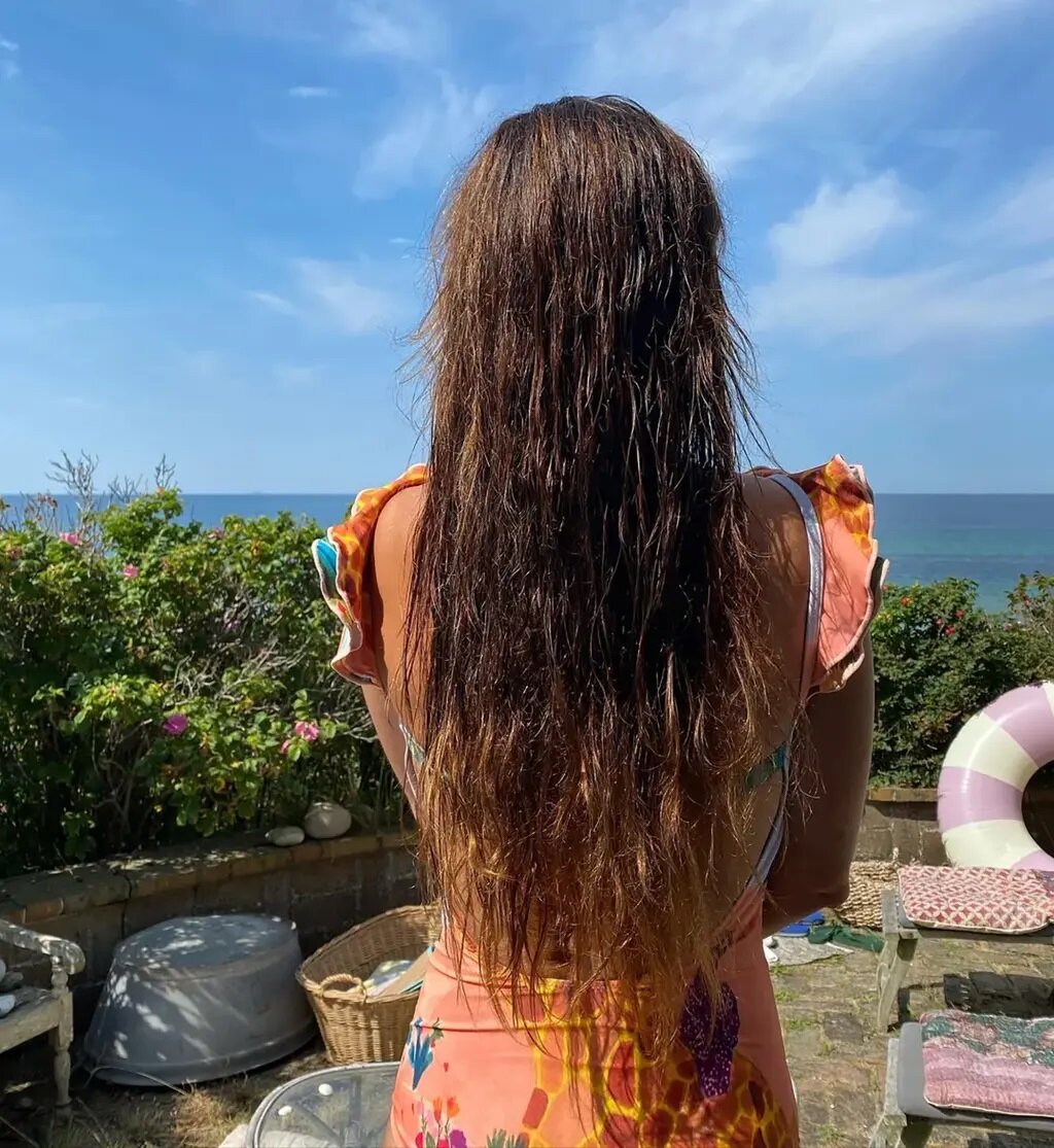 Длинные волосы Хелены Кристенсен в летний период не отличались здоровым видом