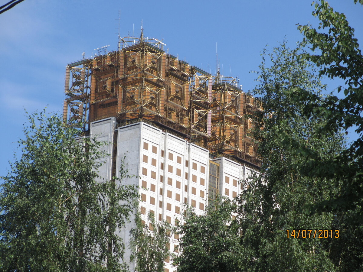 В галерее автор честно делится своими снимками высотки РАН с разных ракурсов вокруг да около