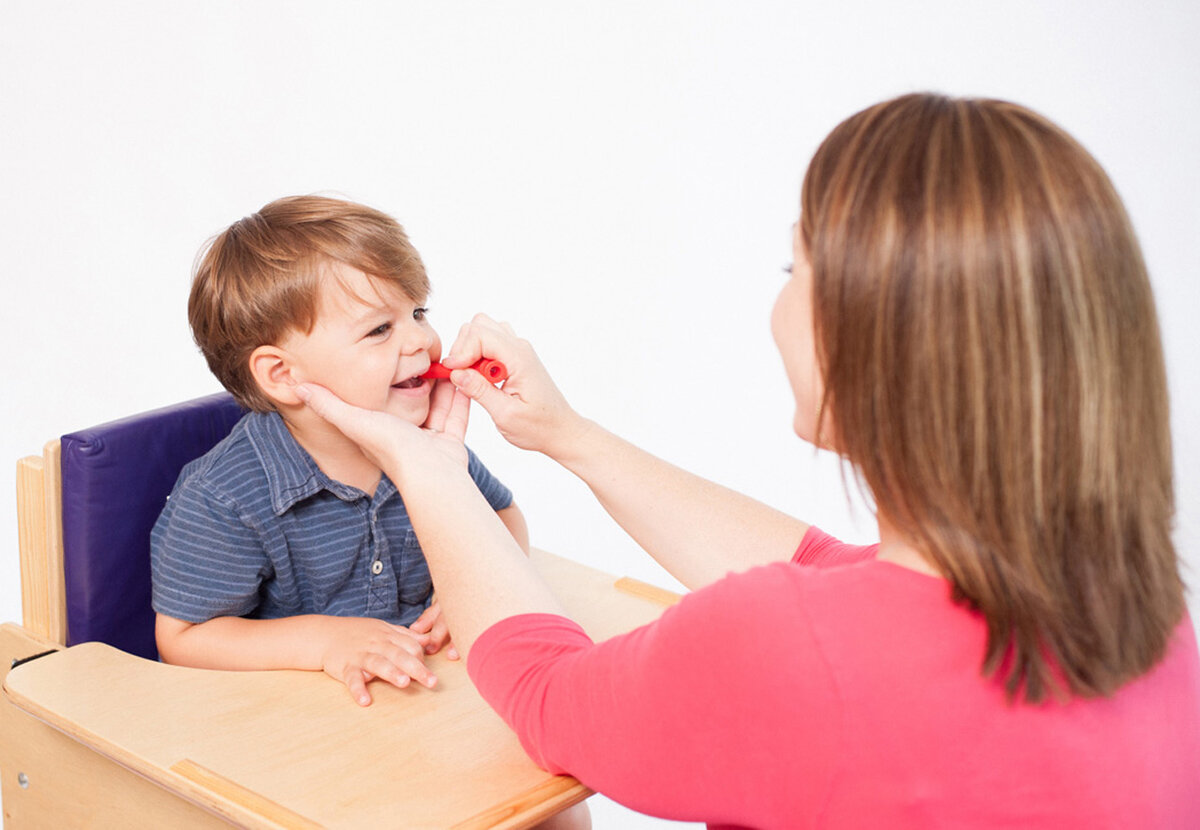Османова логопедический тренинг по запуску речи. Логопед. Логопед и ребенок. Дизартрия у детей что это. Детский логопед.