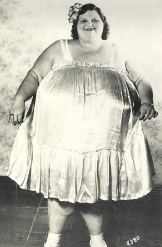 Толстая еврейка. Толстые еврейские женщины. Тесс холидей в жизни. Толстые женщины дерутся. Толстые тетки в платье.