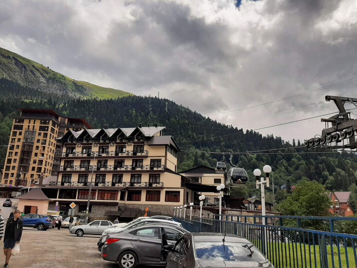 Платная парковка около канатной дороги