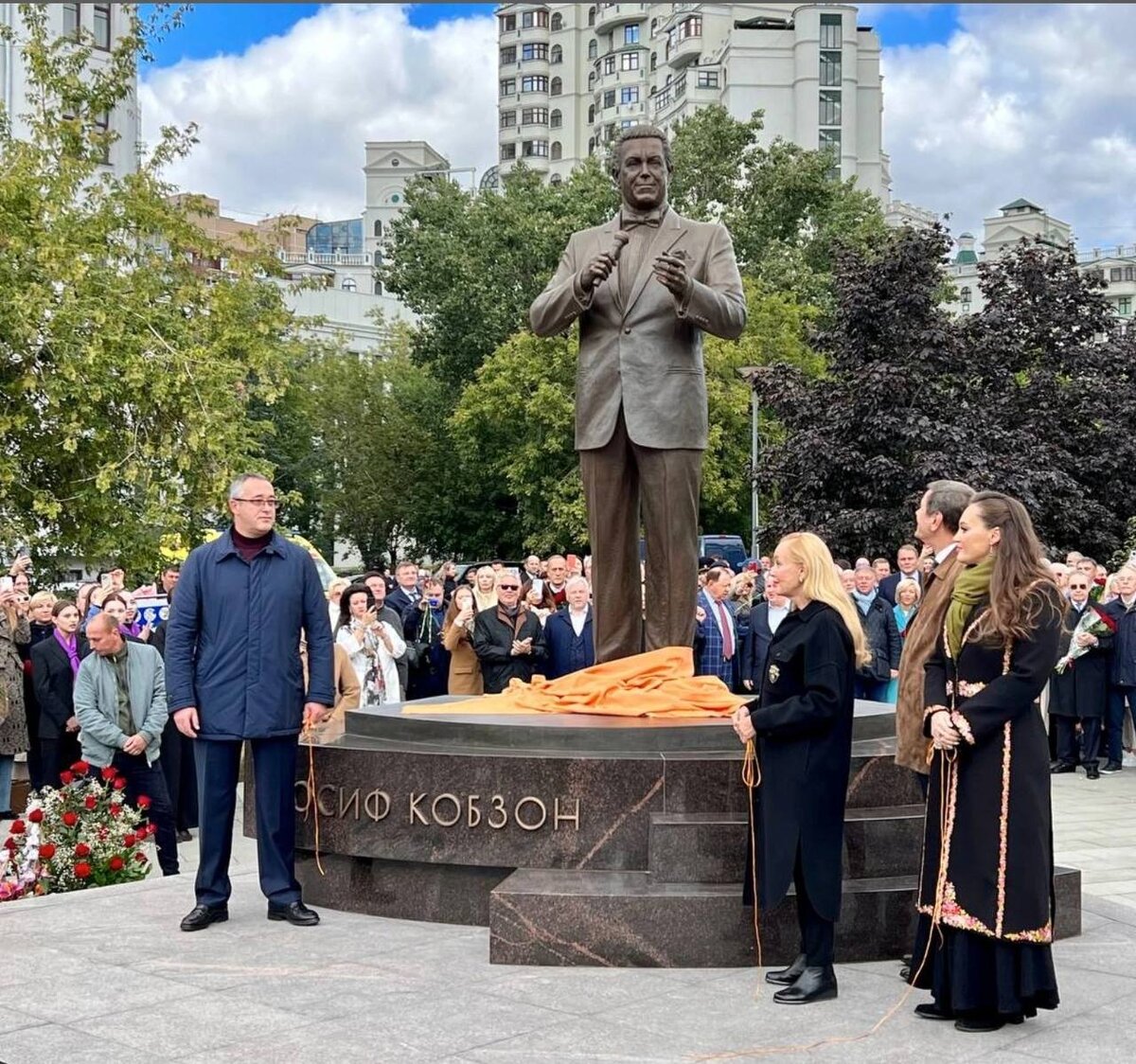 Памятник кобзону в москве в оружейном переулке