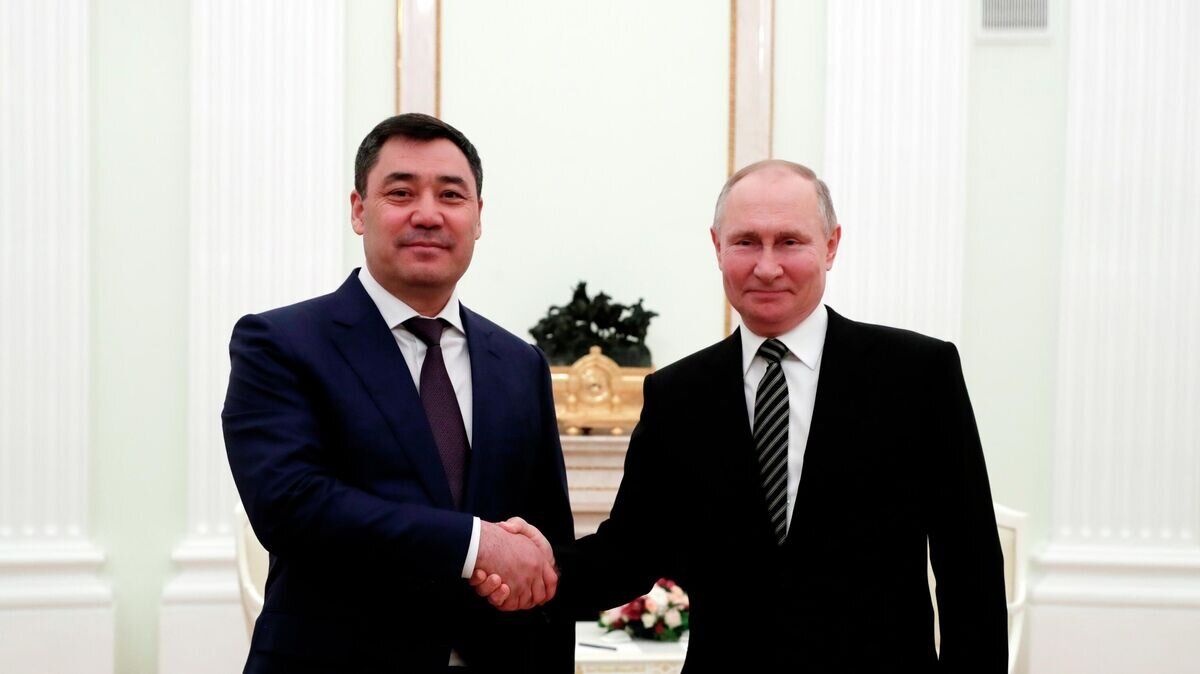    Президент РФ Владимир Путин и президент Киргизской Республики Садыр Жапаров во время встречи в Кремле© РИА Новости / POOL