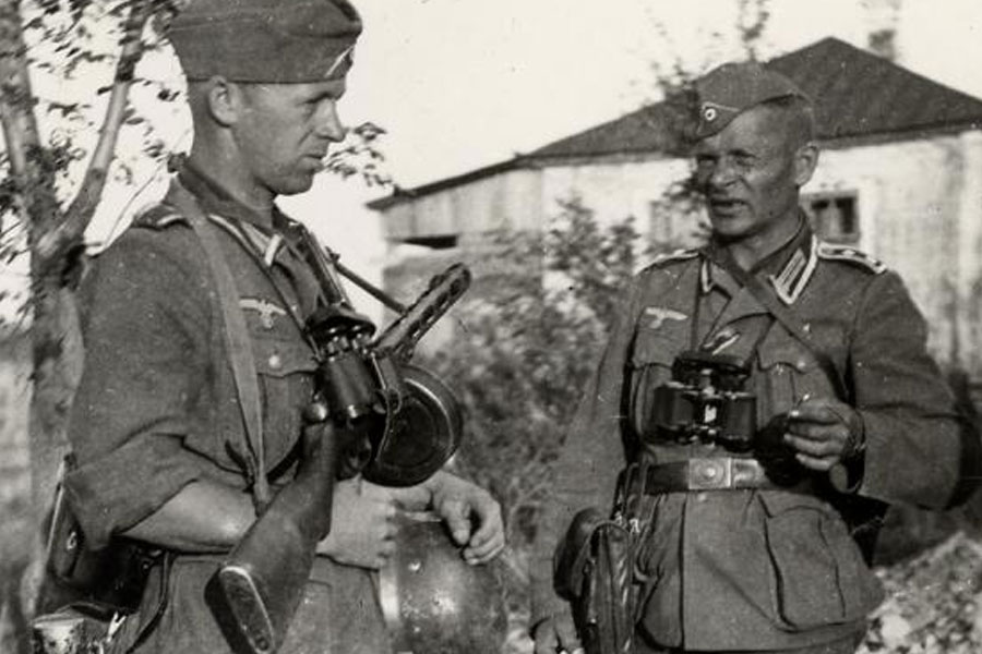 Солдаты в путь на немецком. Солдат вермахта с ППШ. Немцы с ППШ 1941. Немцы с ППШ 41. Солдат РККА С ППШ.