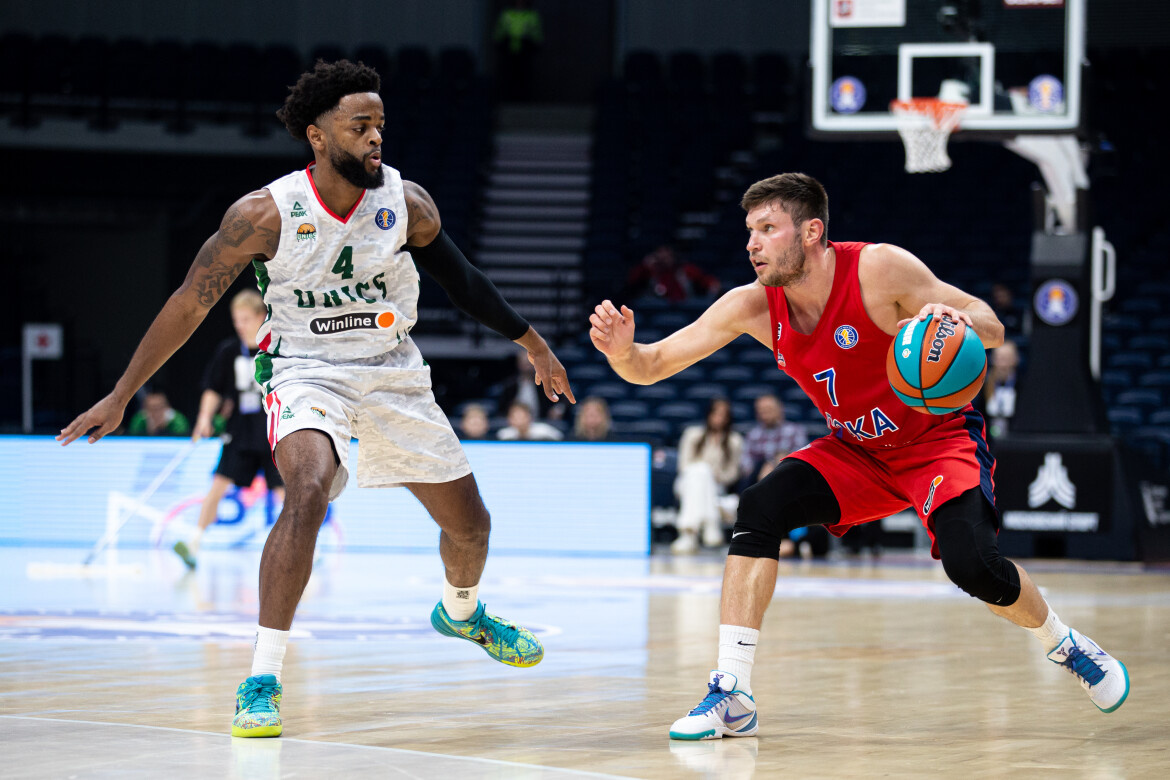 Игроки ЦСКА регулярно искали неравноценные размены или просто грузили на Николу Милутинова – так «красно-синие» и победилиФото: unics.ru