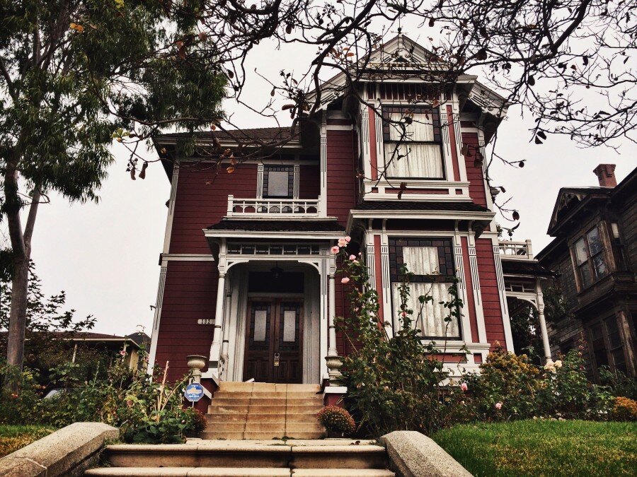 Как снимали "Бедного олигарха": гигантский особняк с бассейном и отсылки к Ди Ка